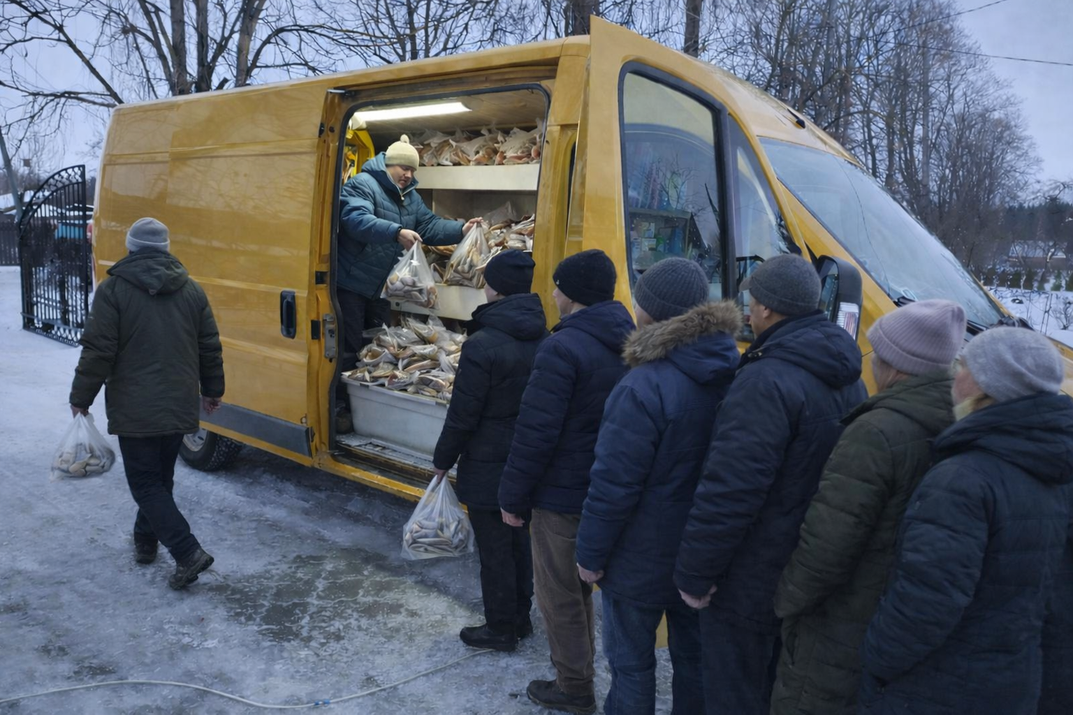 Выдача корюшки из машины в городе